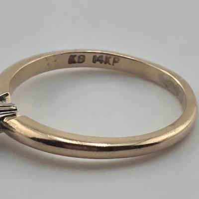 Lot 37: 14k Gold Ring with Diamond Center Stone - 1g / Size 5