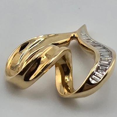 Lot 43: 14k Gold Heart Shaped Pendant with Baguette Diamonds / 1g