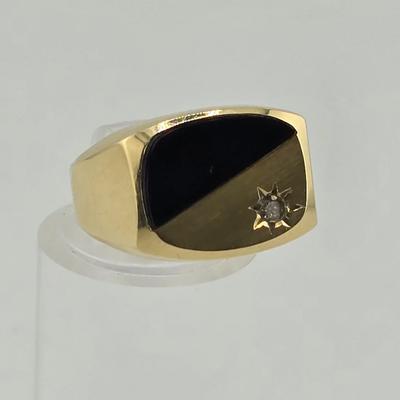 Lot 44: 14k Gold Ring with Black Onyx Stone & Round Diamond / Size 8 / 4g