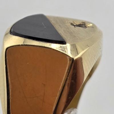 Lot 44: 14k Gold Ring with Black Onyx Stone & Round Diamond / Size 8 / 4g