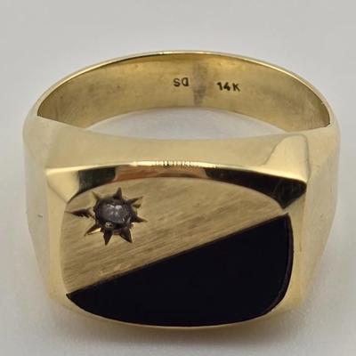 Lot 44: 14k Gold Ring with Black Onyx Stone & Round Diamond / Size 8 / 4g