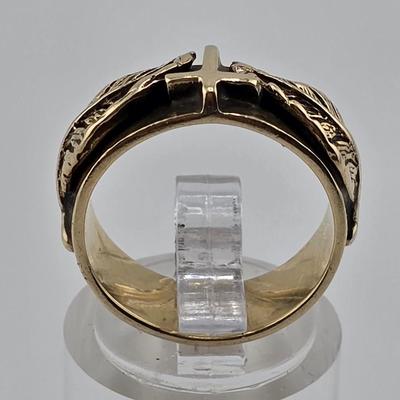 Lot 45: 14k Gold Ring with Cross & Leaf Design - 6g / Size 5.5
