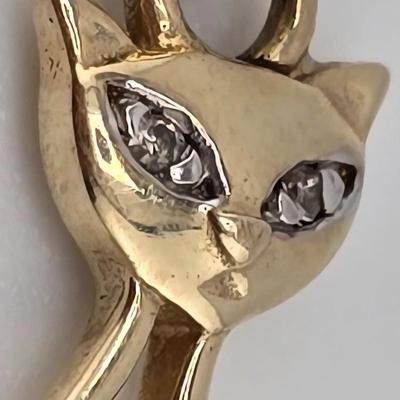 Lot 50: 7" - 10k Gold Bracelet & 10k Gold Cat Pendant with Diamond Eyes - 3g
