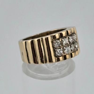 Lot 52: 14k Gold Ring with 8 Diamonds / Size 6 / 11g