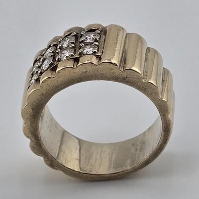 Lot 52: 14k Gold Ring with 8 Diamonds / Size 6 / 11g