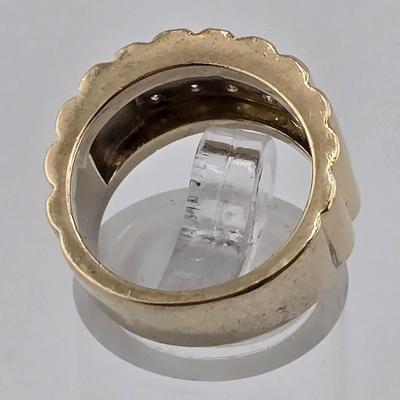 Lot 52: 14k Gold Ring with 8 Diamonds / Size 6 / 11g