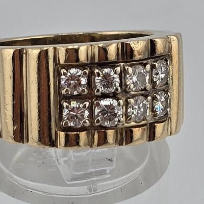 Lot 52: 14k Gold Ring with 8 Diamonds / Size 6 / 11g