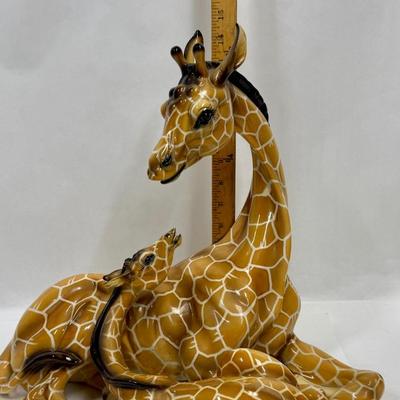 Sale Photo Thumbnail #5: Wonderful attention to detail. This porcelain ceramic statue is in very good condition.