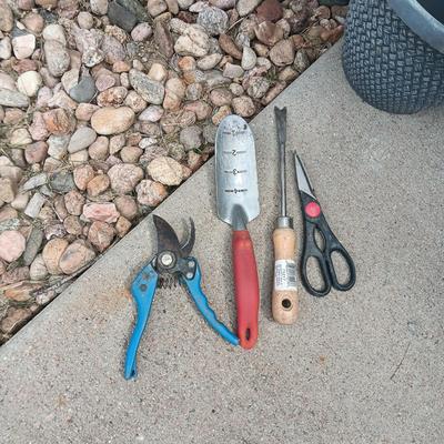 FLOWER POTS AND GARDEN TOOLS