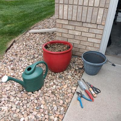 FLOWER POTS AND GARDEN TOOLS