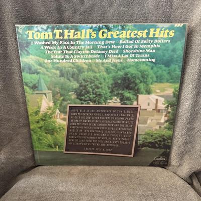 Sale Photo Thumbnail #378: "Tom T. Hall's Greatest Hits" by the renowned country music artist, Tom T. Hall.
Here's information about the album and artist based on the cover:
Artist: Tom T. Hall, often called "The Storyteller," was an influential American country music singer-songwr