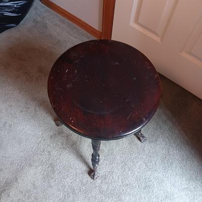 ANTIQUE ADJUSTABLE HEIGHT PIANO STOOL WITH GLASS BALL CLAW FEET