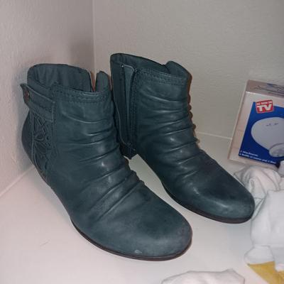 LADIES SHORT BOOTS AND CASUAL SHOES (SIZES 8 - 8.5) PLUS A FOOT CARE SYSTEM & SOCKS