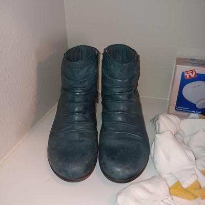 LADIES SHORT BOOTS AND CASUAL SHOES (SIZES 8 - 8.5) PLUS A FOOT CARE SYSTEM & SOCKS