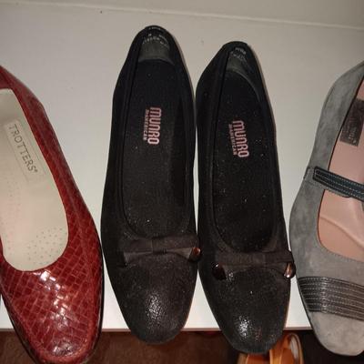 LADIES DRESS SHOES (8 - 8.5)
