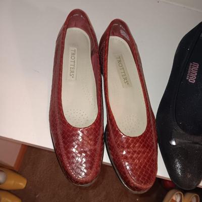 LADIES DRESS SHOES (8 - 8.5)
