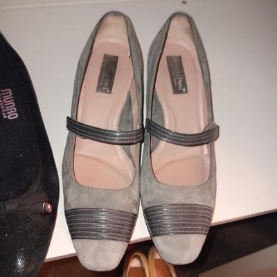 LADIES DRESS SHOES (8 - 8.5)