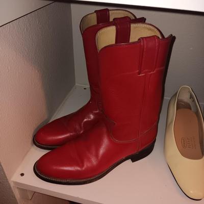 LADIES JUSTIN BOOTS, CLARK'S SHORT BOOTS AND DRESS SHOES (8 - 8.5)