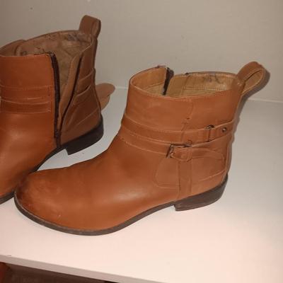 LADIES JUSTIN BOOTS, CLARK'S SHORT BOOTS AND DRESS SHOES (8 - 8.5)