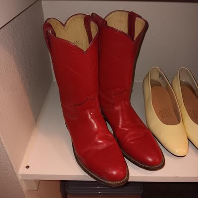 LADIES JUSTIN BOOTS, CLARK'S SHORT BOOTS AND DRESS SHOES (8 - 8.5)