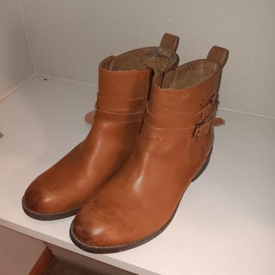 LADIES JUSTIN BOOTS, CLARK'S SHORT BOOTS AND DRESS SHOES (8 - 8.5)