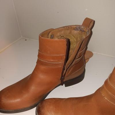 LADIES JUSTIN BOOTS, CLARK'S SHORT BOOTS AND DRESS SHOES (8 - 8.5)