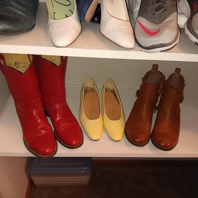LADIES JUSTIN BOOTS, CLARK'S SHORT BOOTS AND DRESS SHOES (8 - 8.5)