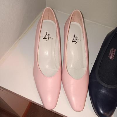 LADIES DRESS SHOES (8 - 8.5)