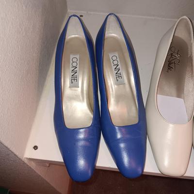 3 PAIRS OF LADIES DRESS SHOES AND SAS CASUAL SHOES (8 - 8.5)