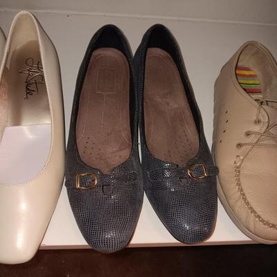 3 PAIRS OF LADIES DRESS SHOES AND SAS CASUAL SHOES (8 - 8.5)