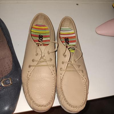 3 PAIRS OF LADIES DRESS SHOES AND SAS CASUAL SHOES (8 - 8.5)