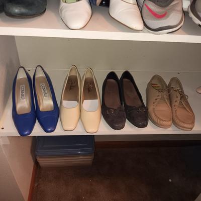 3 PAIRS OF LADIES DRESS SHOES AND SAS CASUAL SHOES (8 - 8.5)