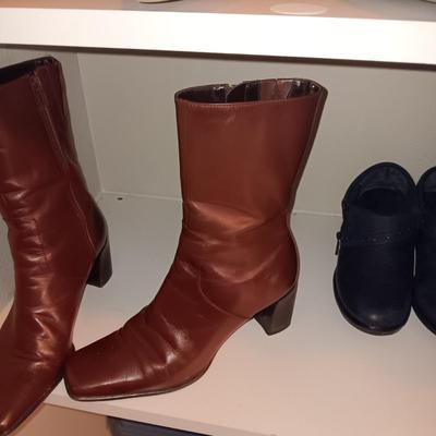 LADIES BEARPAW BOOTS, SQUARE TOE BOOTS AND CASUAL SHOES (8 - 8.5)