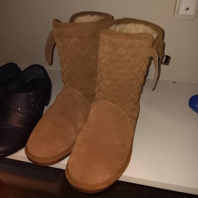 LADIES BEARPAW BOOTS, SQUARE TOE BOOTS AND CASUAL SHOES (8 - 8.5)