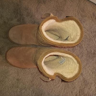 LADIES BEARPAW BOOTS, SQUARE TOE BOOTS AND CASUAL SHOES (8 - 8.5)