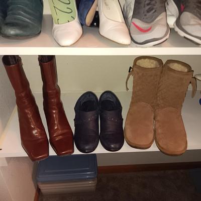 LADIES BEARPAW BOOTS, SQUARE TOE BOOTS AND CASUAL SHOES (8 - 8.5)
