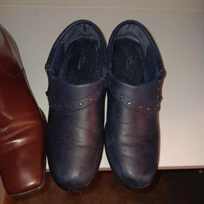 LADIES BEARPAW BOOTS, SQUARE TOE BOOTS AND CASUAL SHOES (8 - 8.5)