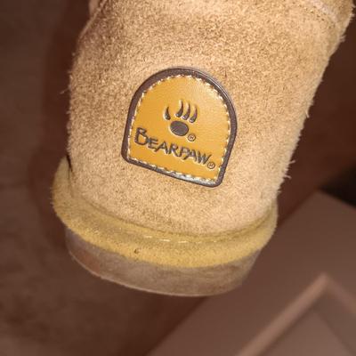LADIES BEARPAW BOOTS, SQUARE TOE BOOTS AND CASUAL SHOES (8 - 8.5)