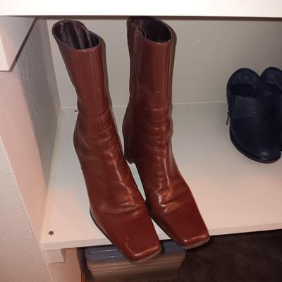 LADIES BEARPAW BOOTS, SQUARE TOE BOOTS AND CASUAL SHOES (8 - 8.5)