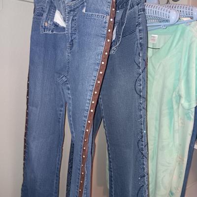 LADIES DENIM, DRESS AND CASUAL PANTS (6 - 8) PLUS NIGHT GOWNS (MED)