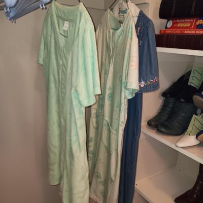 LADIES DENIM, DRESS AND CASUAL PANTS (6 - 8) PLUS NIGHT GOWNS (MED)