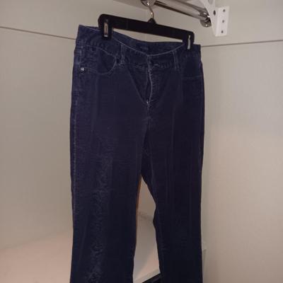 LADIES DENIM, DRESS AND CASUAL PANTS (6 - 8) PLUS NIGHT GOWNS (MED)
