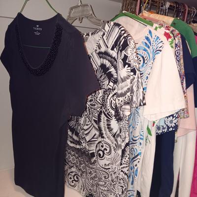A LARGE COLLECTION OF LADIES CASUAL SHIRTS, SWEATERS, LIGHT JACKETS FROM TALBOTS, COLDCREEK, CHICO'S AND MORE (MED)