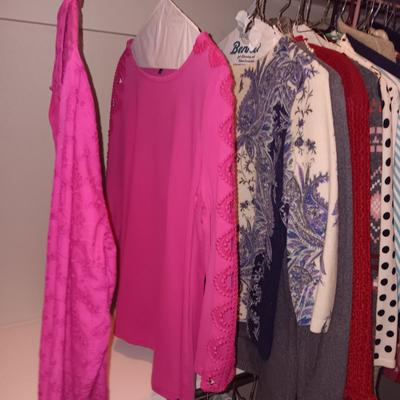 A LARGE COLLECTION OF LADIES CASUAL SHIRTS, SWEATERS, LIGHT JACKETS FROM TALBOTS, COLDCREEK, CHICO'S AND MORE (MED)