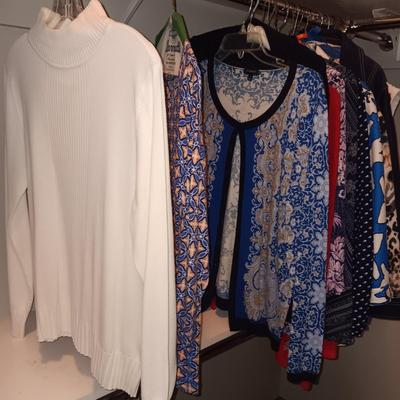 A LARGE COLLECTION OF LADIES CASUAL SHIRTS, SWEATERS, LIGHT JACKETS FROM TALBOTS, COLDCREEK, CHICO'S AND MORE (MED)