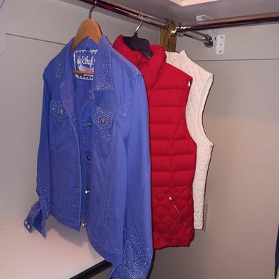 A LARGE COLLECTION OF LADIES CASUAL SHIRTS, SWEATERS, LIGHT JACKETS FROM TALBOTS, COLDCREEK, CHICO'S AND MORE (MED)