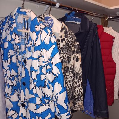 A LARGE COLLECTION OF LADIES CASUAL SHIRTS, SWEATERS, LIGHT JACKETS FROM TALBOTS, COLDCREEK, CHICO'S AND MORE (MED)