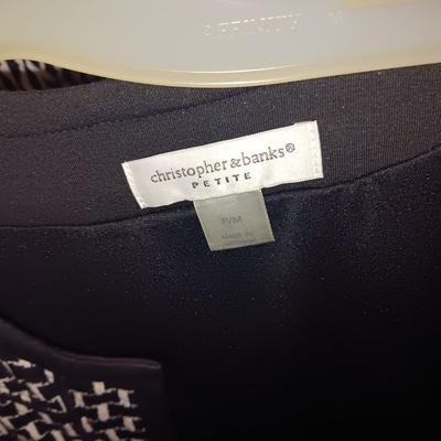 A LARGE COLLECTION OF LADIES CASUAL SHIRTS, SWEATERS, LIGHT JACKETS FROM TALBOTS, COLDCREEK, CHICO'S AND MORE (MED)