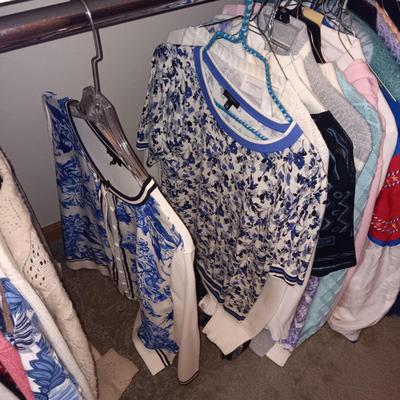 A LARGE COLLECTION OF LADIES CASUAL SHIRTS, SWEATERS, LIGHT JACKETS FROM TALBOTS, COLDCREEK, CHICO'S AND MORE (MED)