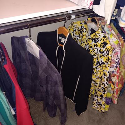 A LARGE COLLECTION OF LADIES CASUAL SHIRTS, SWEATERS, LIGHT JACKETS FROM TALBOTS, COLDCREEK, CHICO'S AND MORE (MED)